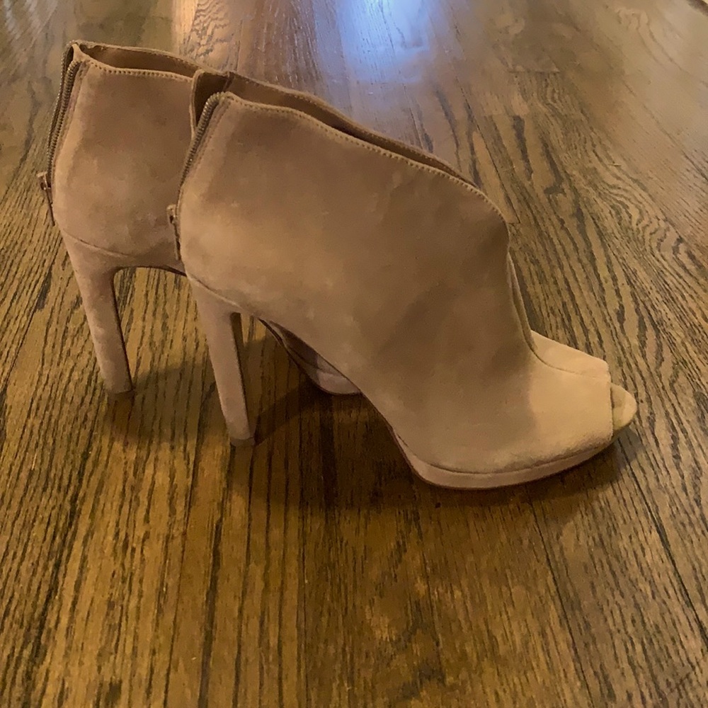 NINE WEST Beige Tariano Heels…sized 9